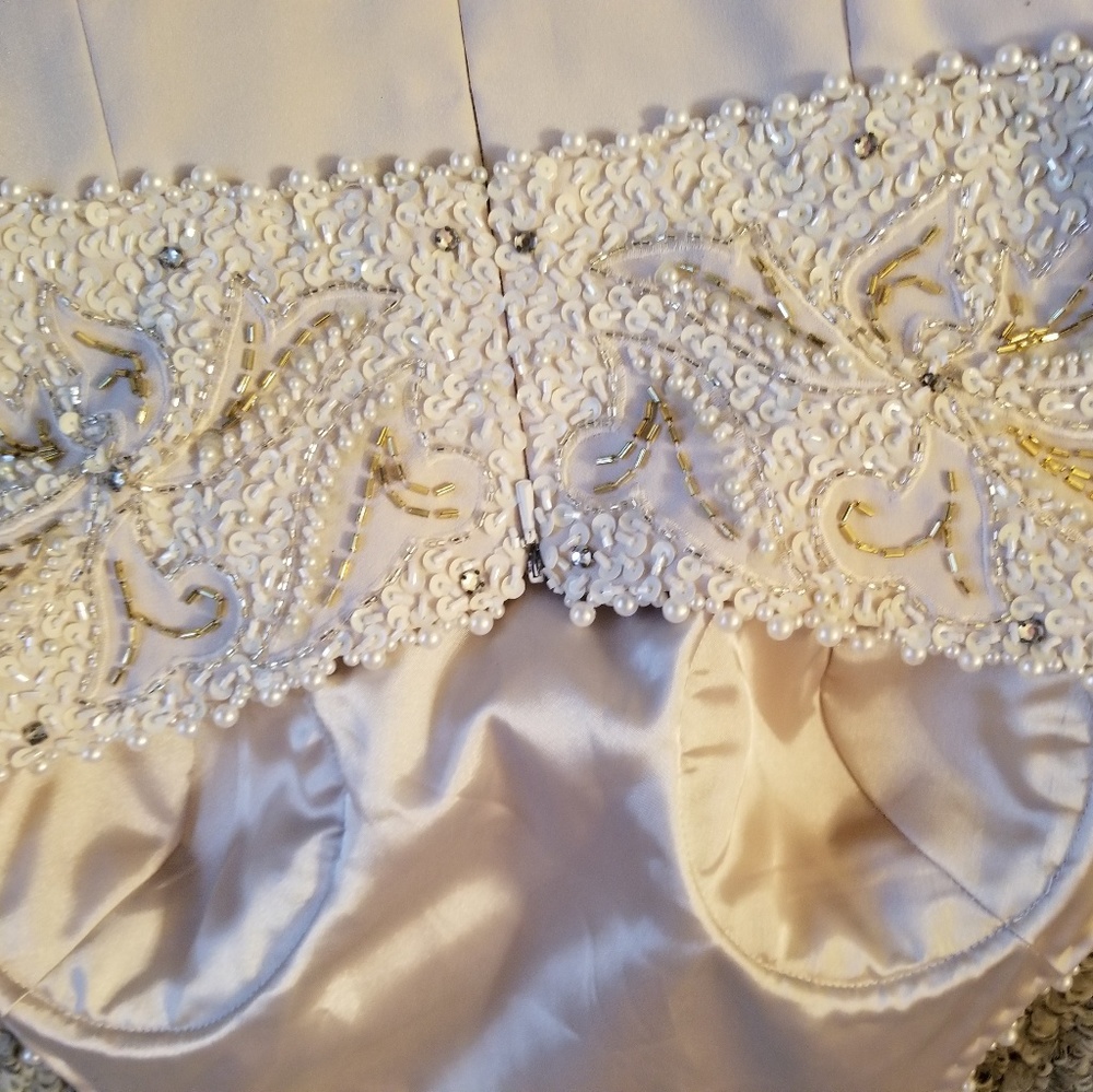 Ivory full length evening gown. - Picture 6 of 8